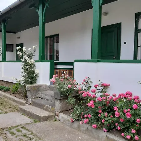Laszlo Turistaszallo Holiday home *
